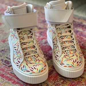 Never been worn unique Puma Hightop sneakers